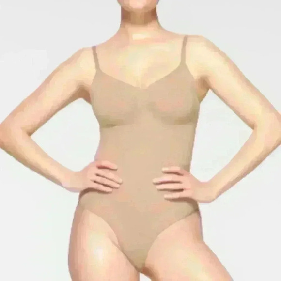 SKIMS Adjustable Straps Sculpting Seamless Brief Snaps Bodysuit - Picture 2 of 9